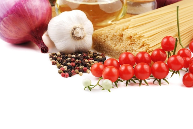 Składniki na stole: warzywa i przyprawy