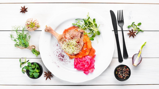 Kolorowy talerz z daniem domowym